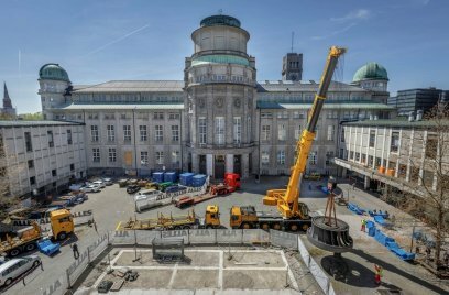 Ein Liebherr Mobilkran Ltm Der Firma Kran Maier Hebt Ein