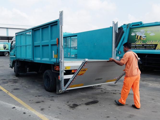 Dumpthrough column lift in K9 execution for waste collection trucks