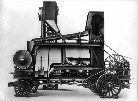 1920: Eine der ersten fahrbaren Brechanlagen auf Rädern, bestehend aus Backenbrecher und Walzengerüst, mit Erhöhungen und Flachriemenantrieb.