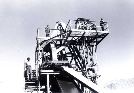 1940: Übersee-Installation einer stationären Gesteinsaufbereitungsanlage in Afghanistan.