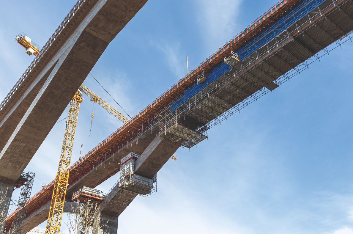 Die 85 m hohe und 485 lange Filstalbrücke vereint sämtliche Herausforderungen im Brückenbau: eine filigrane Bauweise mit schlanken Überbauten und hohen Brückenpfeilern, die sich im Kopfbereich Y-förmig aufweiten, hohe Sichtbetonanforderungen und ein enges Zeitfenster zur Einhaltung des Fertigstellungstermins.