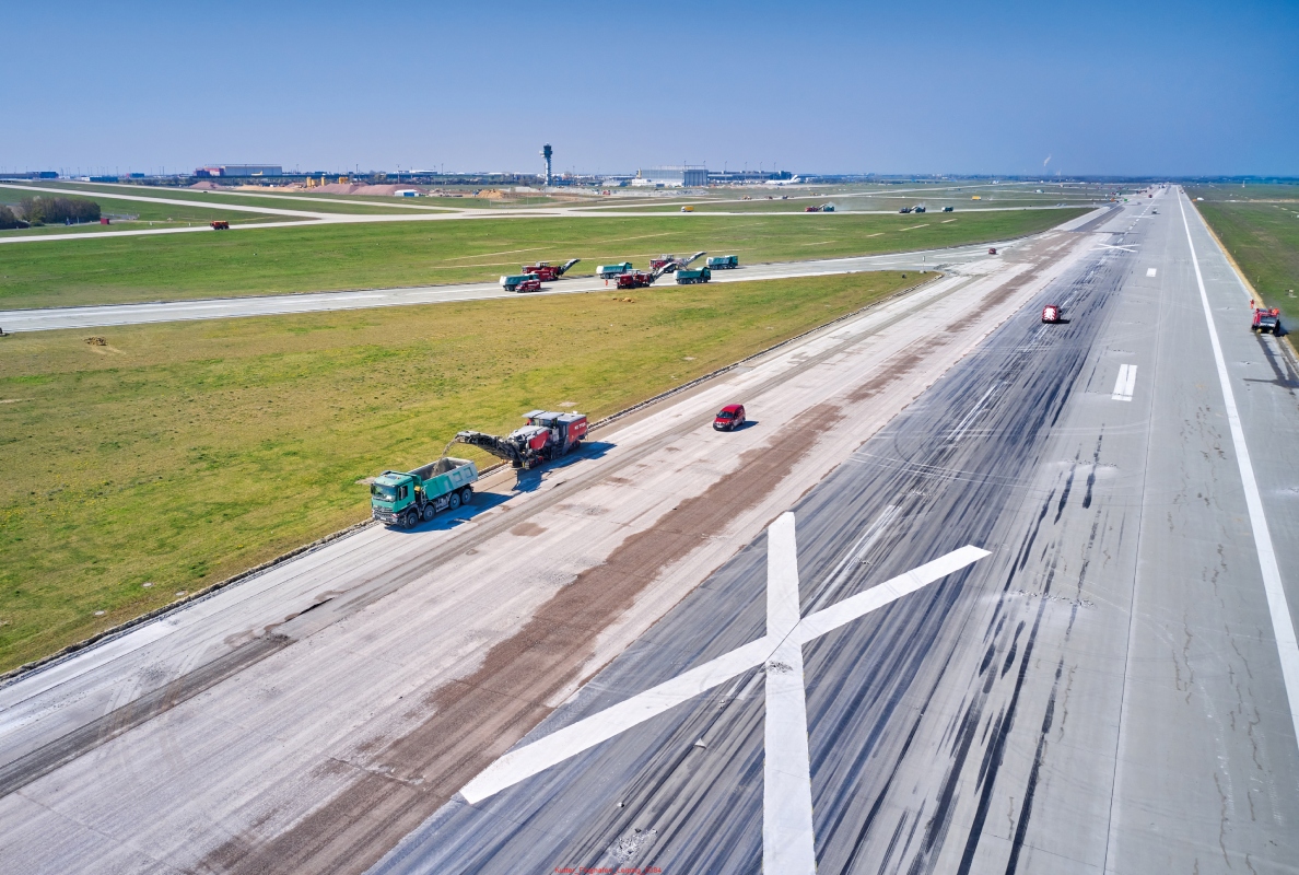 Auf dem Flughafen Leipzig/ Halle wurden mit insgesamt 15 Wirtgen Kaltfräsen 350.000 t harter Beton ausgebaut.