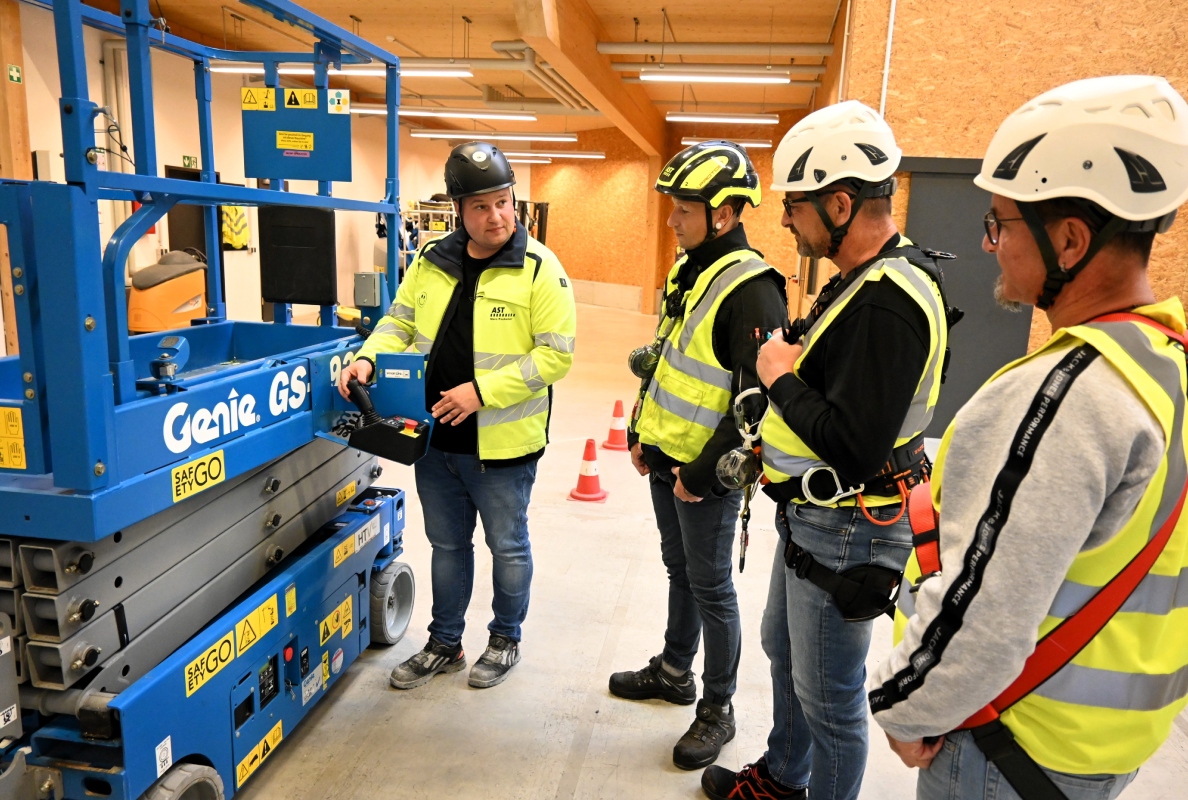 AST Trainer Marc Packeiser nahm sich bei der Schulung viel Zeit für die ordnungsgemäß durchzuführenden Sicht- und Funktionsprüfungen.