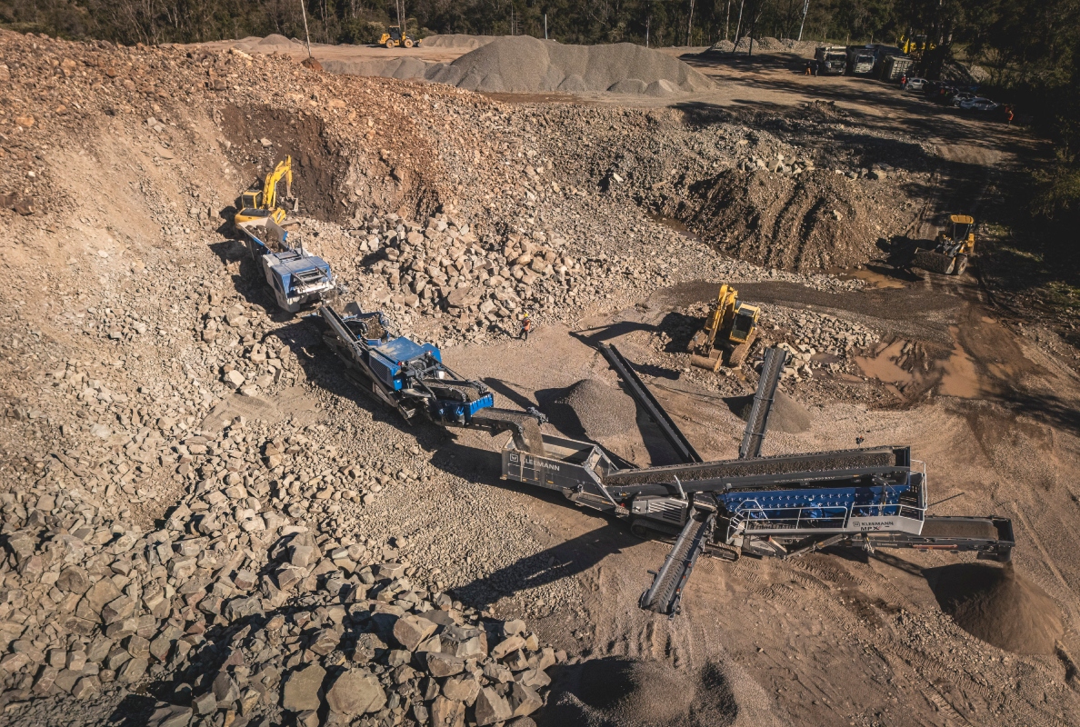 Der eingesetzte mobile Anlagenzug in Brasilien umfasst den Backenbrecher MOBICAT MC 110 EVO2, den Kegelbrecher MOBICONE MCO 90 EVO2 sowie die Siebanlage MOBISCREEN MSC 953 EVO.