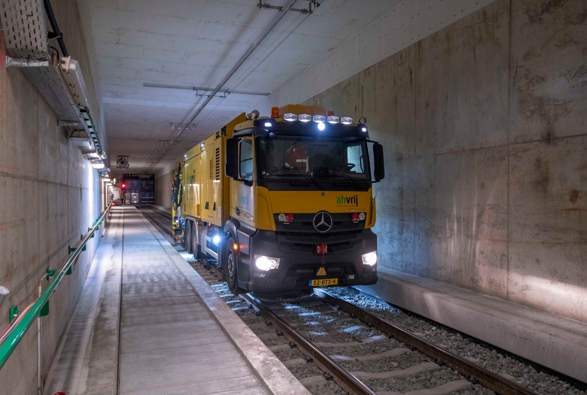 Mercedes-Benz Actros auf Schienen reinigt Gleisbett in den Niederlanden und Belgien