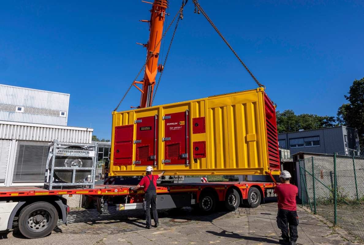 Die Generatoren wurden angeliefert, per Kran platziert und an den vorgesehenen Standorten aufgebaut.