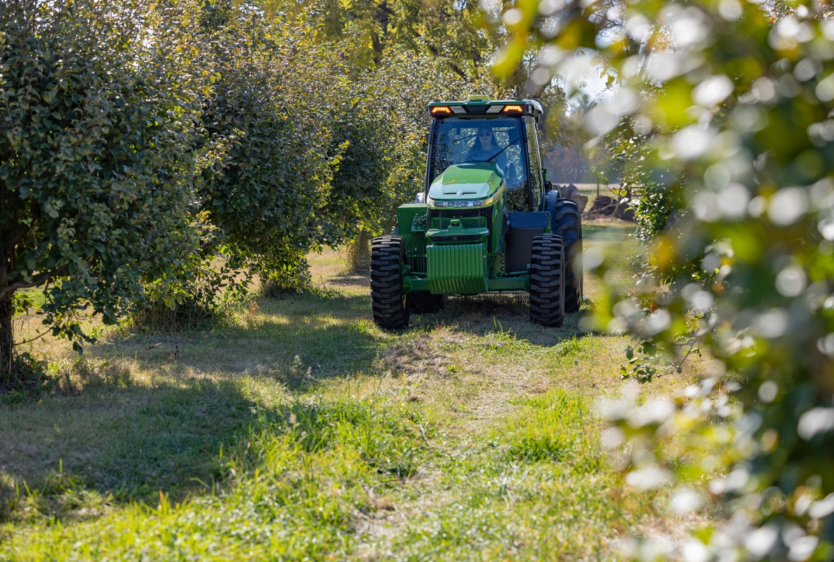 John Deere präsentiert vollelektrischen Traktor-Prototypen auf der Grünen Woche 2026