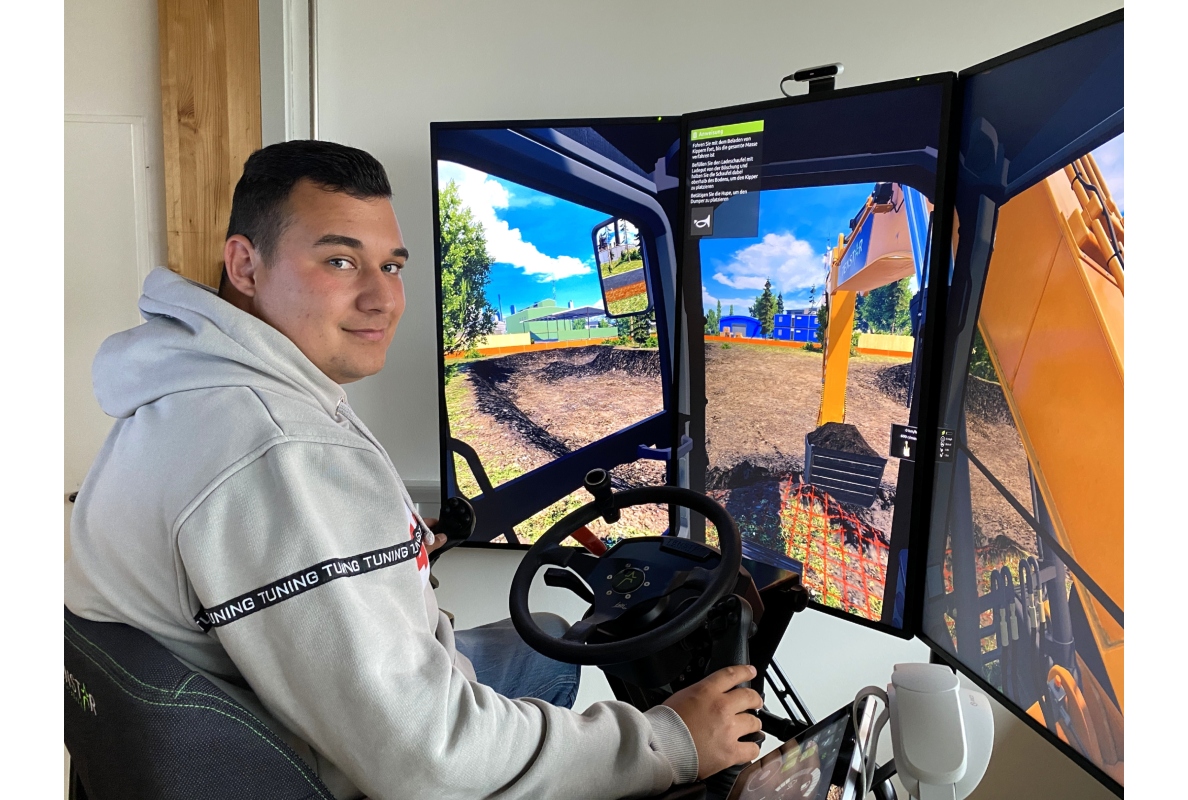 Der technische Ausbilder Markus Keck saß bei der AST Arbeitssicherheit zum ersten Mal an einem Baugeräte-Simulator.
