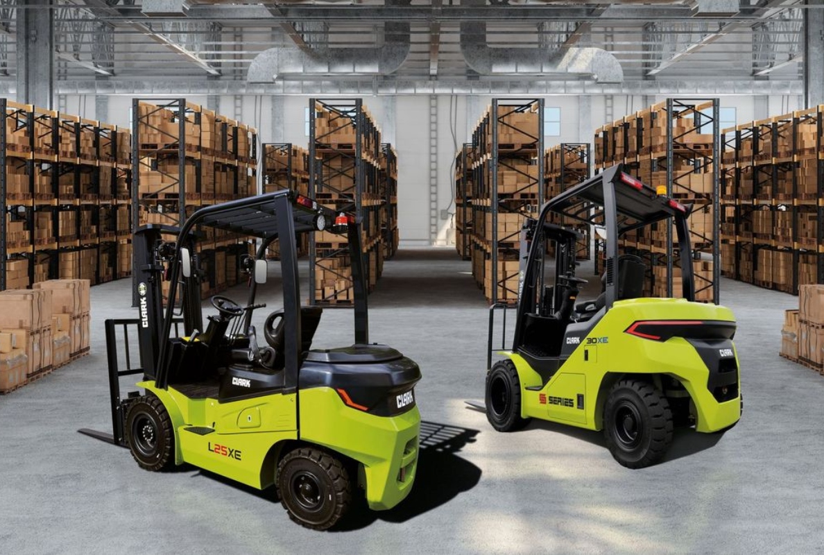 Die Crossover Modelle kombinieren die Vorteile umweltfreundlicher elektrischer Gabelstapler mit der Vielseitigkeit und Robustheit traditioneller Diesel- und Treibgasstapler