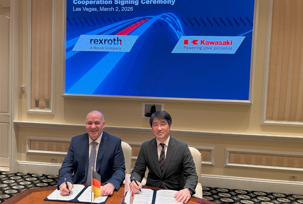 Beim Unterzeichnen der Absichtserklärung in Las Vegas, Nevada, USA am 2. März 2026: Steffen Haack, Vorstandsmitglied von Bosch Rexroth, und Yoshimoto Matsuda, Geschäftsführer von Precision Machinery & Robot Company, Kawasaki Heavy Industries.