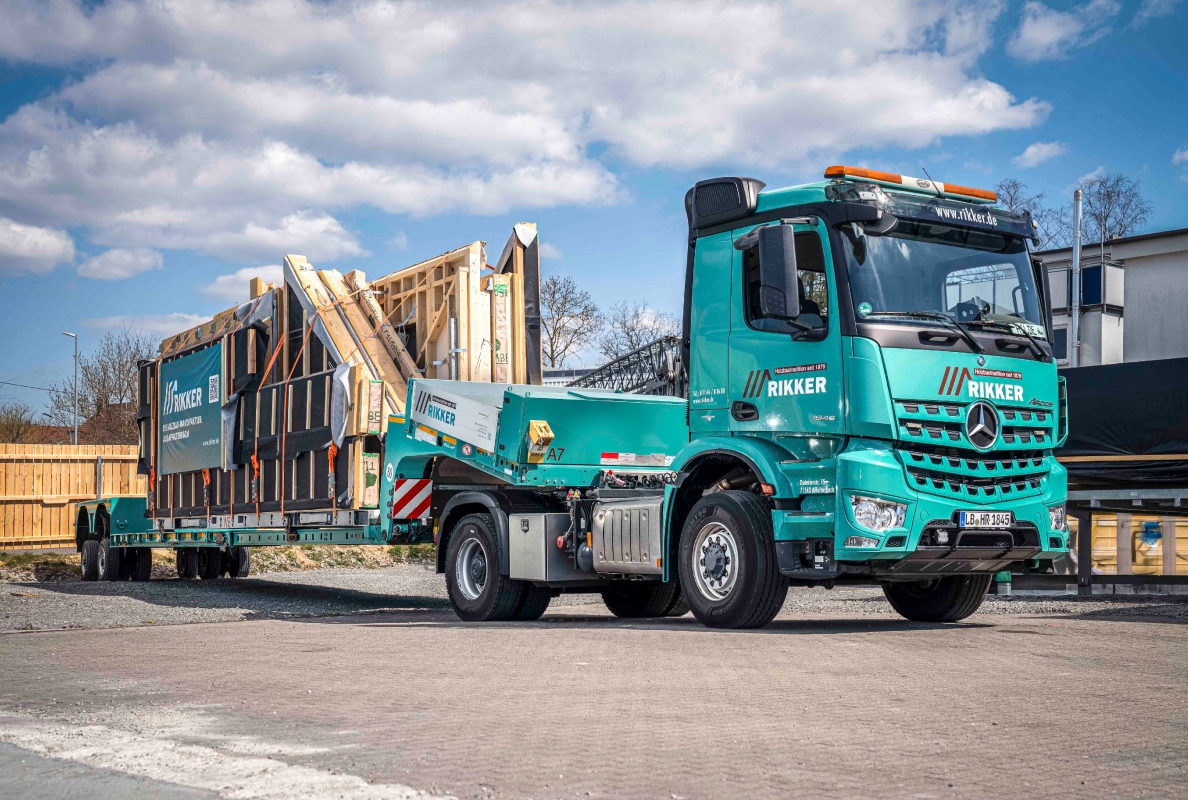 Transportlösung für übergroße Holzmodule: Rikker setzt auf DOLL Tiefbett