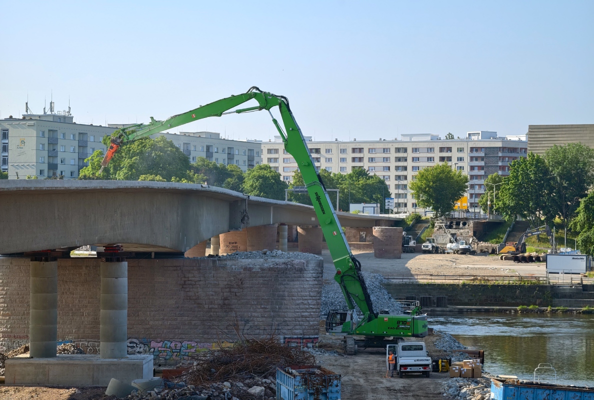 Der SENNEBOGEN 870 E Demolition brachte die Carolabrücke in Dresden kontrolliert zum Einsturz.