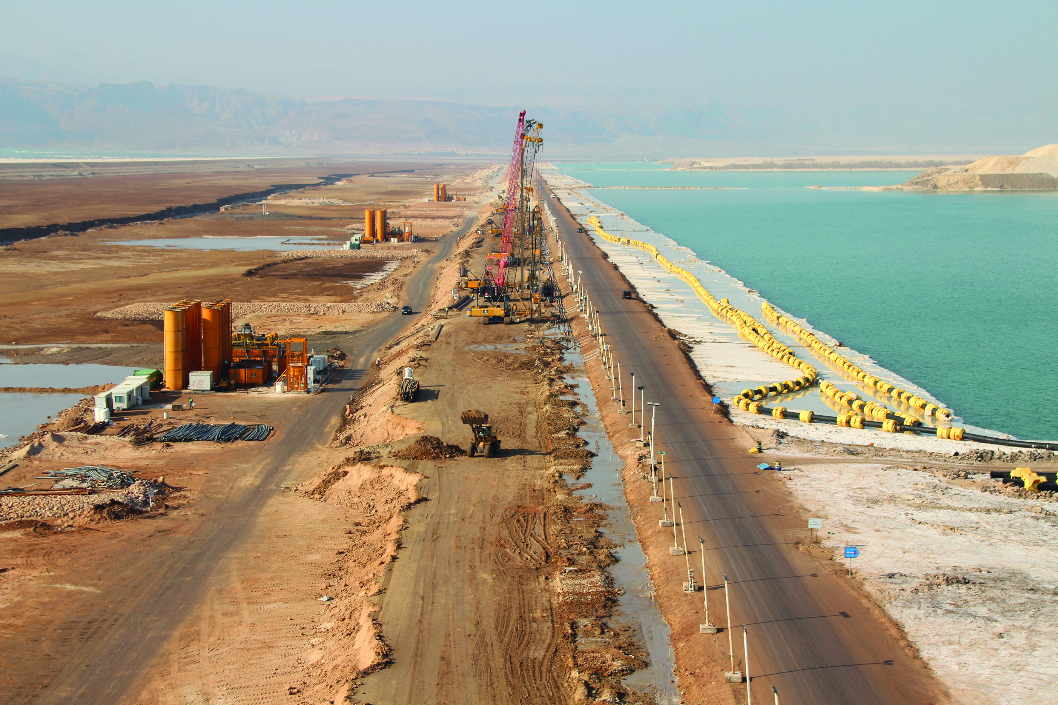In nur 16 Monaten stellte BAUER International FZE für die Sanierung eines Deichs  am Toten Meer rund 112.000 m2 Dichtwand auf einer Länge von 4,2 km her. © BAUER Group