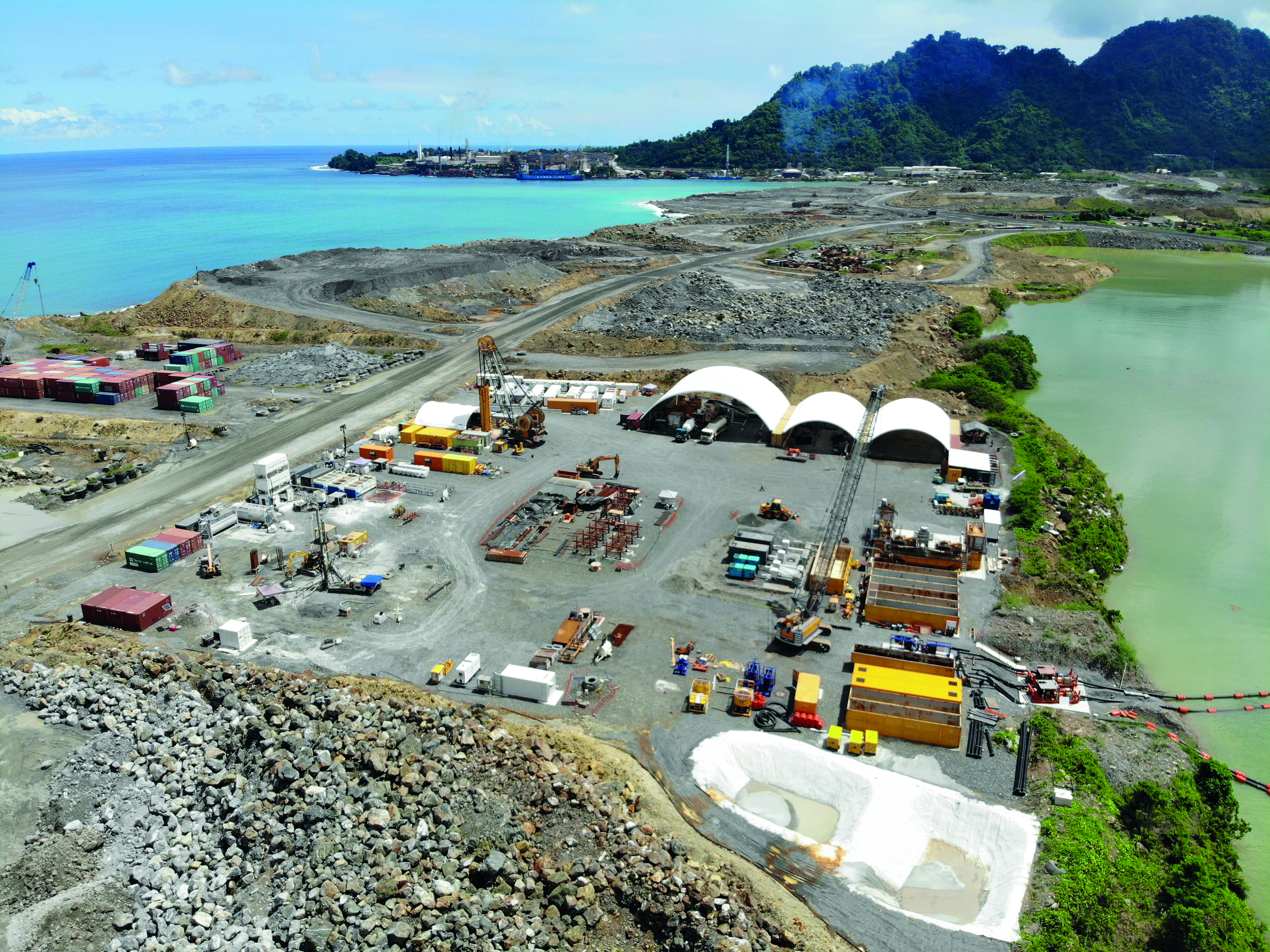 Auf der geothermisch aktiven Insel Lihir in Papua-Neuguinea stellte BAUER Engineering PNG Ltd. zwei Test-Dichtwandelemente bis in eine Tiefe von 55 m unter Geländeoberkante her.