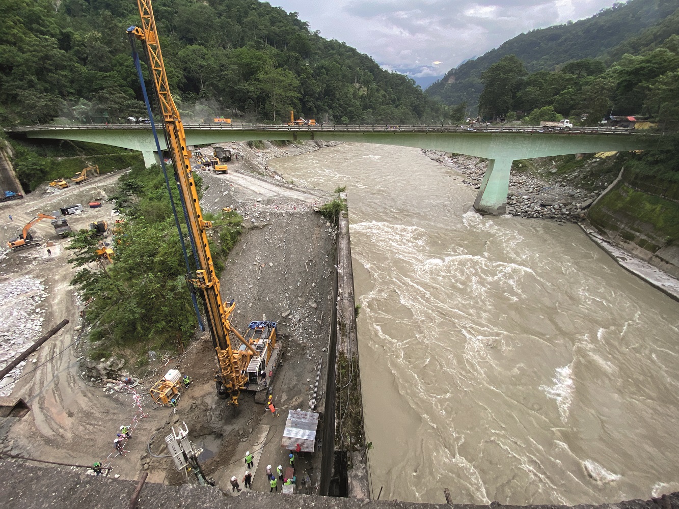 Bauer führt im indischen Bundesstaat Sikkim für das Teesta VI Hydro Electric Projekt die erforderlichen Spezialtiefbauarbeiten aus.
