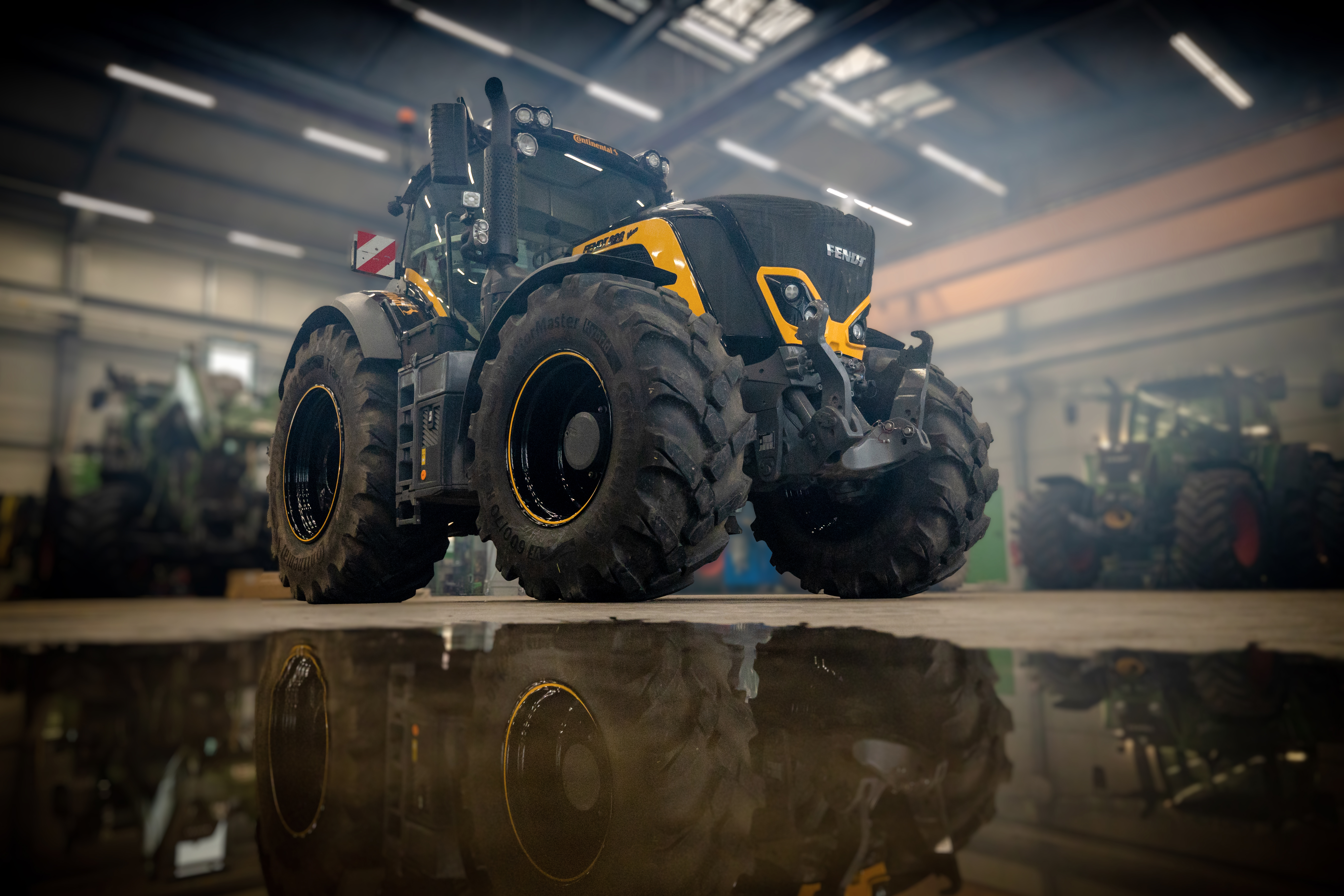 Highlight auf der Agra 2022: Ein in Continental-Farben folierter Fendt Traktor des Lohnunternehmens M&H Agrarlogistik.