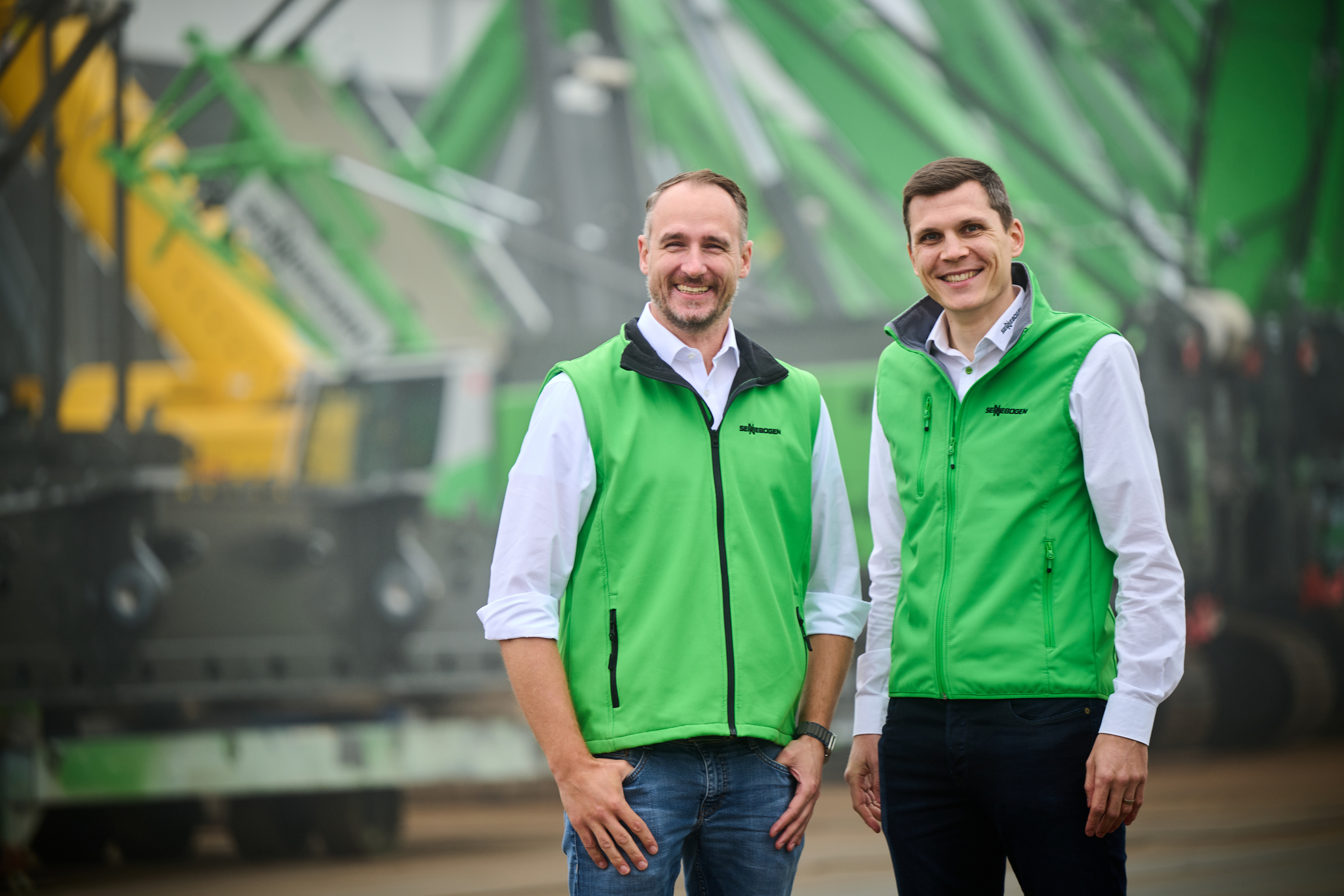 Anton Sennebogen (rechts), Geschäftsführer der Sennebogen Maschinenfabrik GmbH, und Christian Wich (links), Account Manager CT&I bei DLL, ziehen eine positive Bilanz zum Start von Sennebogen Finance und schauen zuversichtlich auf das Jahr 2025.