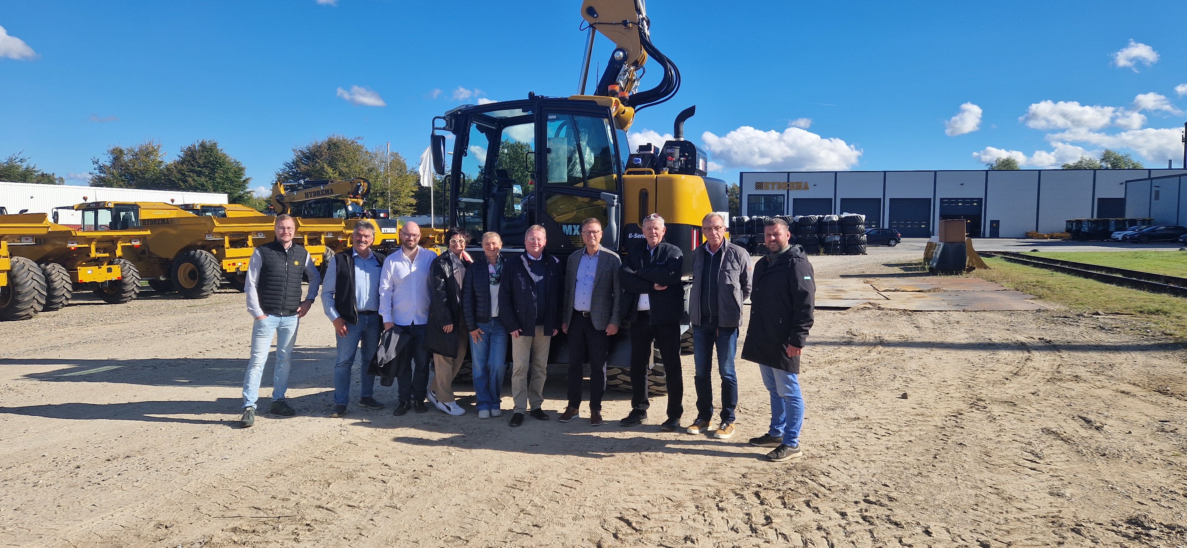 Konzernchef Jan Werner Jensen (4.v.r) begrüßte Michael Ellinger 5.v.r) mit seiner Vertriebsmannschaft im Werk zusammen mit Martin Werthenbach (3.v.r.) und Mario Haun (ganz links).