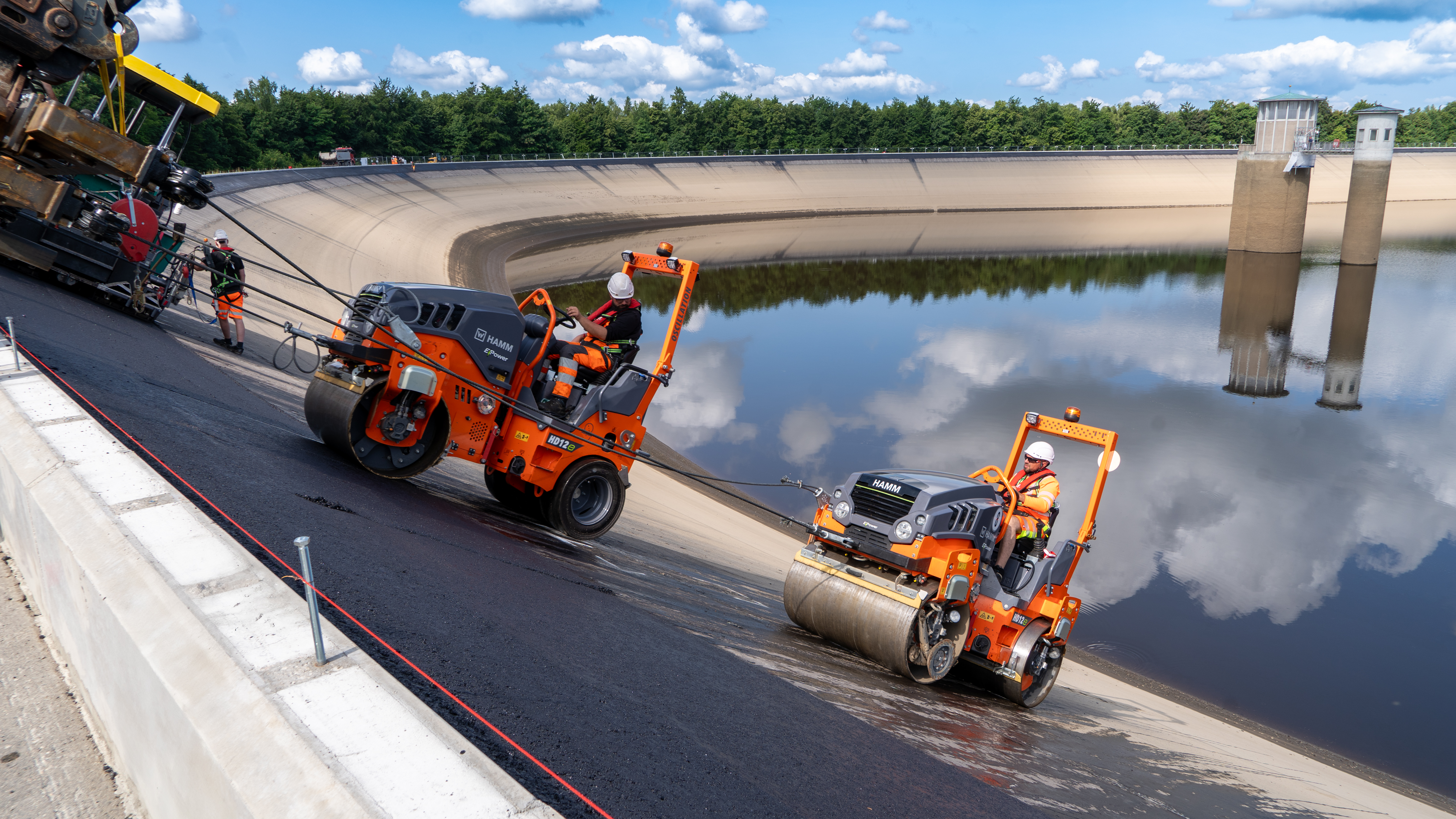 Besonderer Einsatz in Schräglage: Sobald die eine Hamm Walze nach unten fuhr, wurde die zweite HD 12e automatisch nach oben gezogen. 