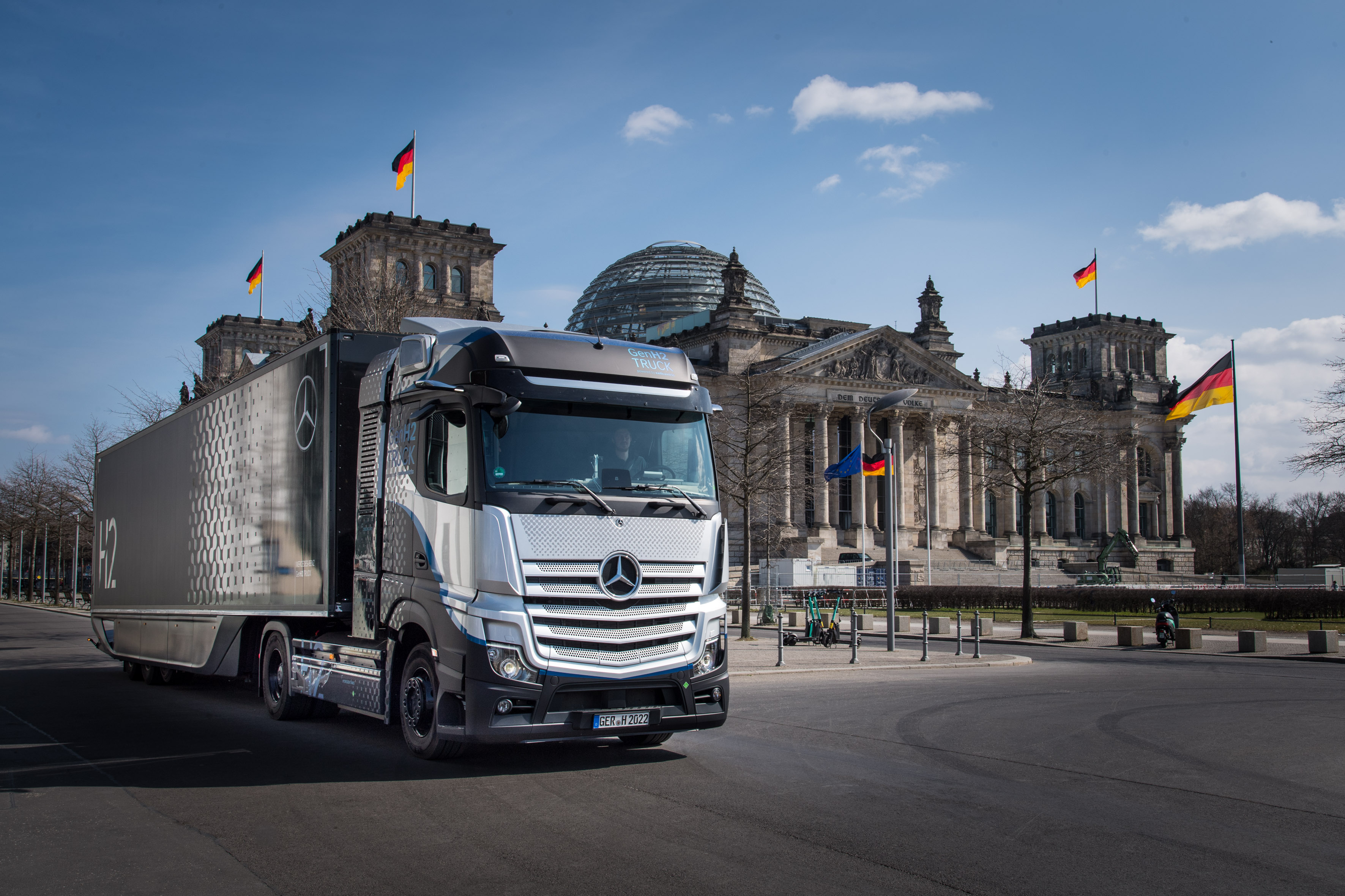 Zu Gast in Berlin: Daimler Truck zeigt Brennstoffzellen-Lkw und wirbt für Aufbau von Wasserstoff-Tankinfrastruktur
