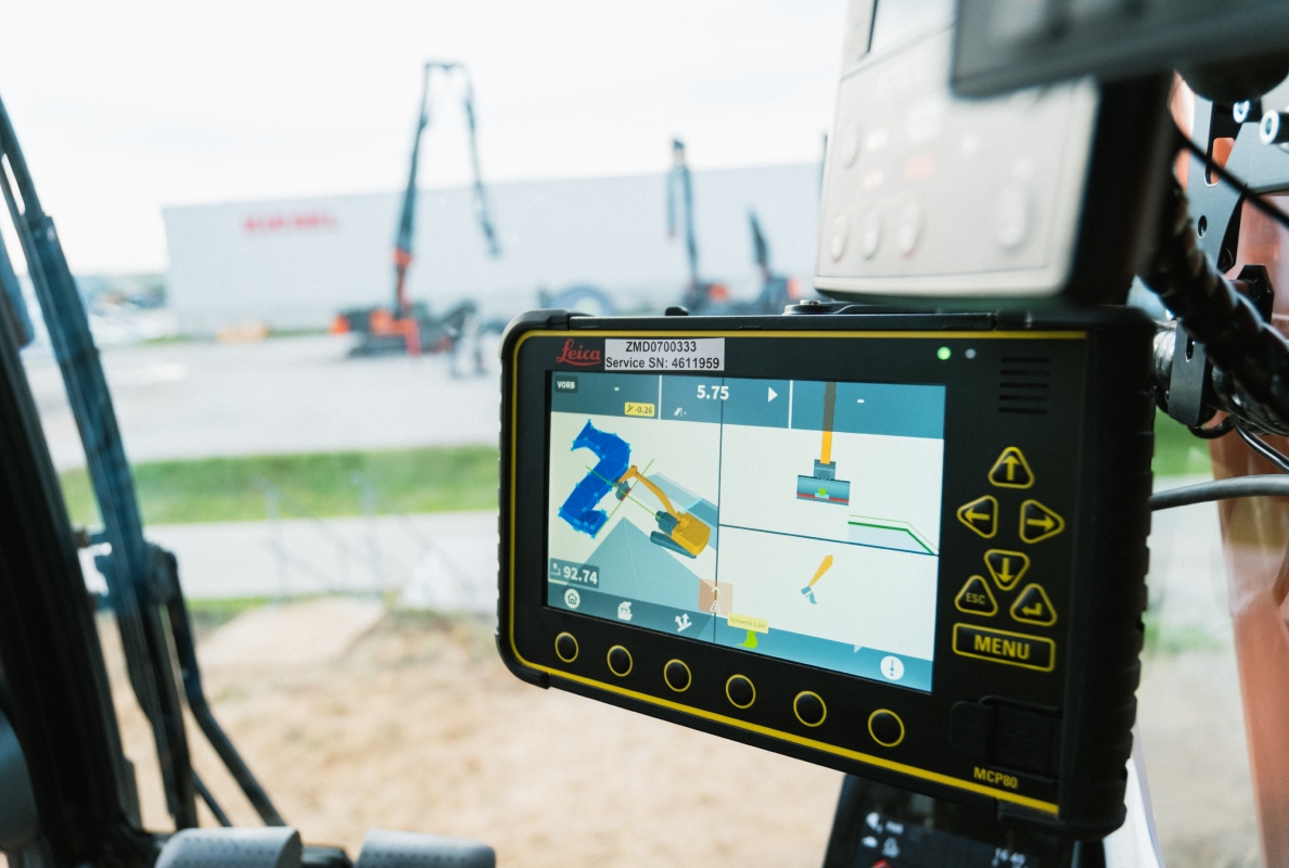 Mit dem KTEG CoPilot haben Maschinenführer alle Assistenz- und Steuerungssysteme auf einem Bildschirm genauestens im Blick.