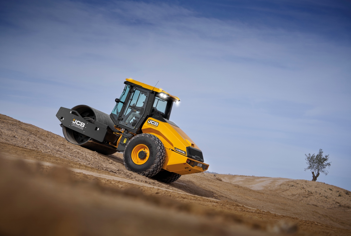 Der global erste Walzenzug über 10 t mit 55 kW EU-Stufe-V-Motor – ohne Diesel-Exhaust-Fluid (DEF).