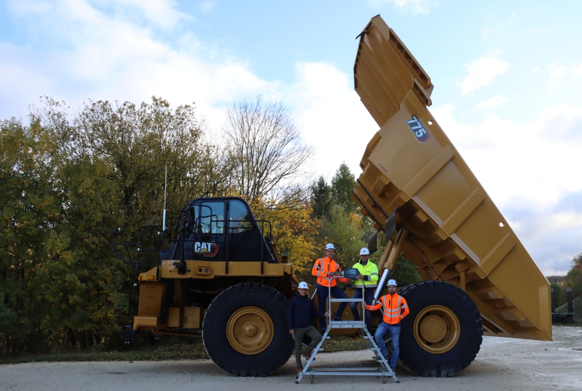 Schlüsselübergabe mit Manfred Pirker (Zweiter von links), Werkleiter der Werksgruppe Süd von SCHWENK Zement, Hanno Hoffmann (rechts), SCHWENK Produktionsleiter in Mergelstetten, Reiner Schmid (Zweiter von rechts), Zeppelin Gebietsverkaufsleiter, und Torsten Rollnik (links), Zeppelin Serviceberater.