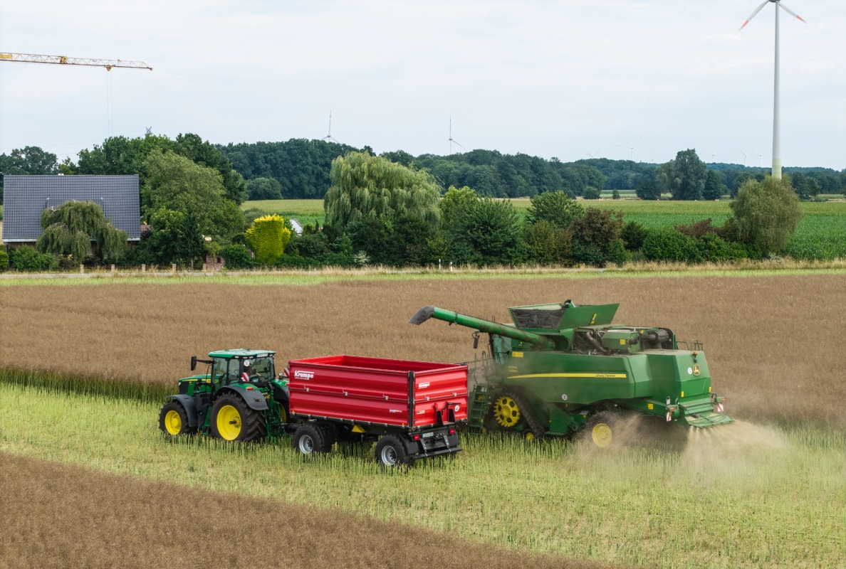 Krampe stellt auf der Agritechnica die neuen FlexBody-Dreiseitenkipper in Einachs-, Tandem- und Drehschemel-Ausführung vor.