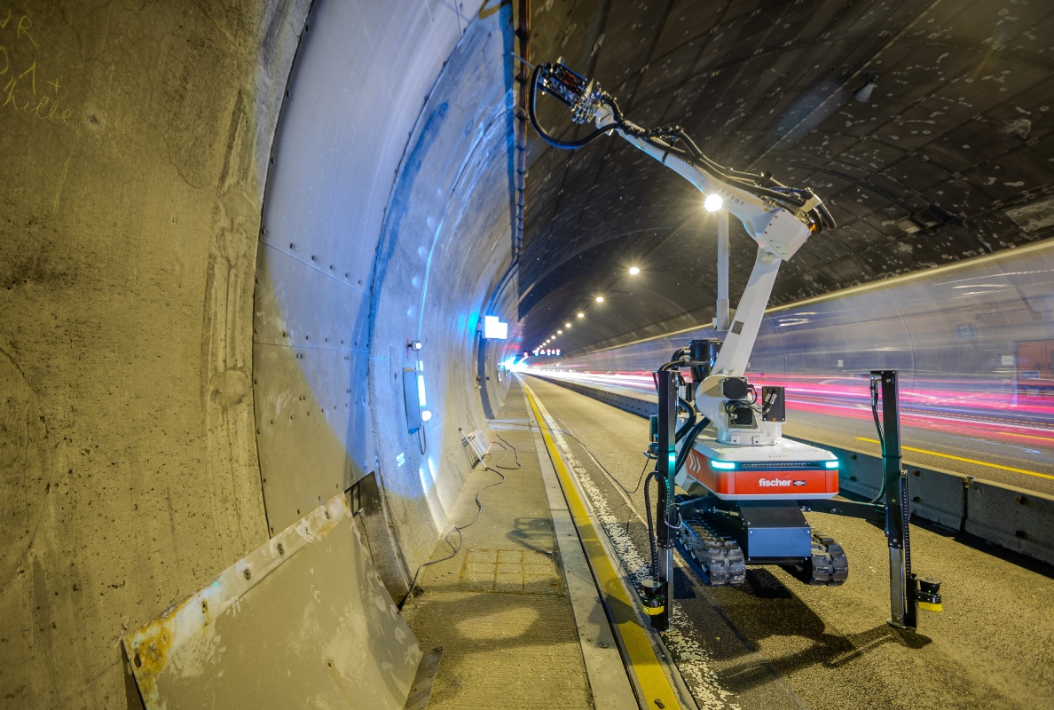 Präzision unter Tage: Drei fischer BauBots bohrten im Engelbergtunnel über 9.000 Löcher mit 20 mm Durchmesser und 240 mm Bohrtiefe in bis zu 7,5 m Höhe in Beton – vollautomatisch und punktgenau.