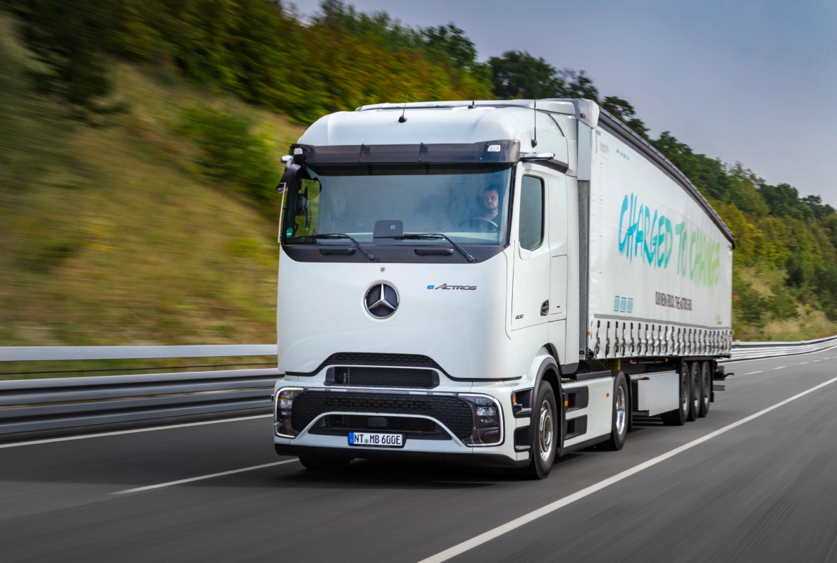 Mercedes-Benz feiert Fernverkehrs-Lkw Weltpremiere 600 | LECTURA eActros des Press Trucks batterieelektrischen
