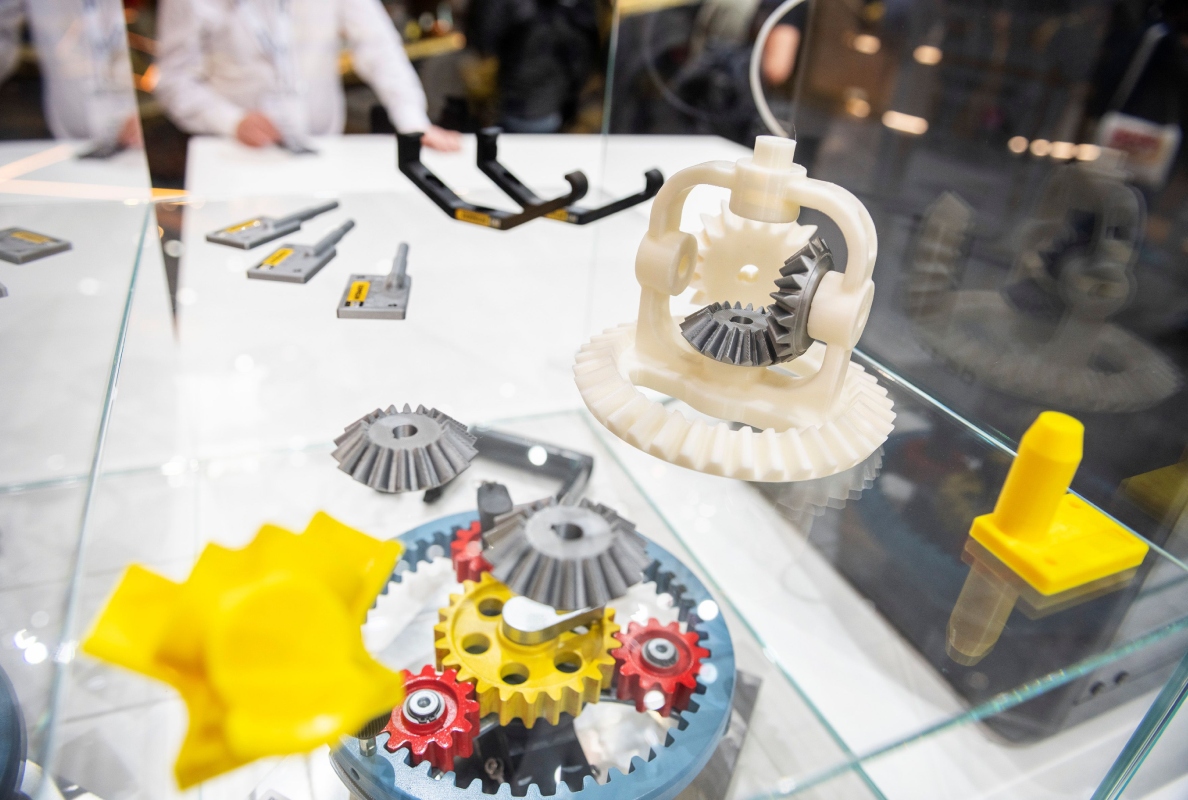 Werkzeugschlüssel sind schon entstanden und für Schulungszwecke der eigenen Auszubildenen im Service wurden beispielsweise Planetengetriebe gedruckt.