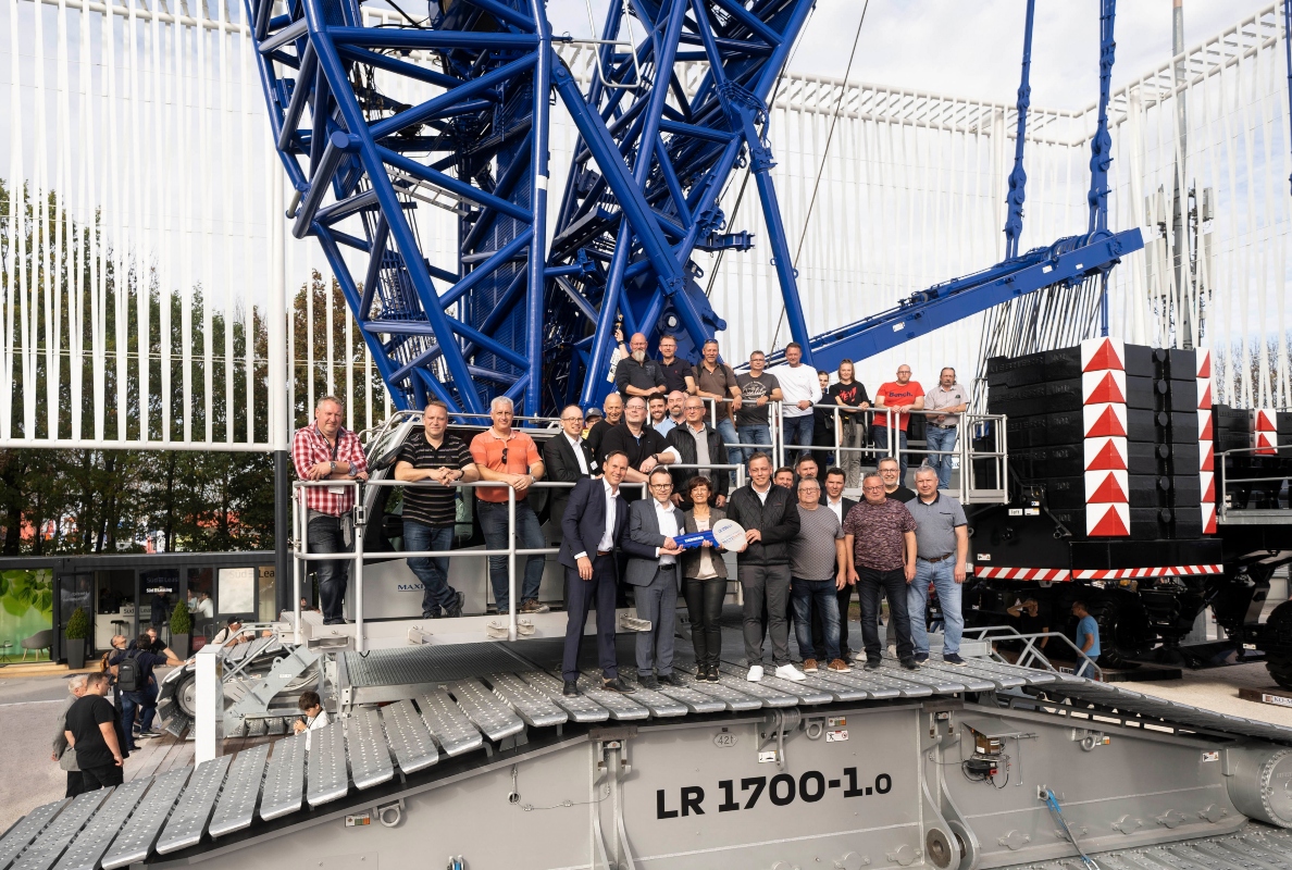 Liebherr übergibt den LR 1700-1.0 auf der Bauma in München an MAXIKraft.
