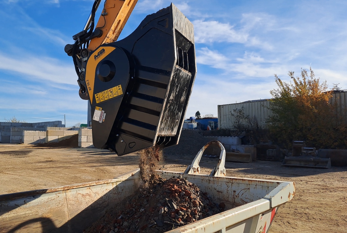 Lagerplatz zu voll? Der MB Crusher Brecherlöffel schafft Abhilfe