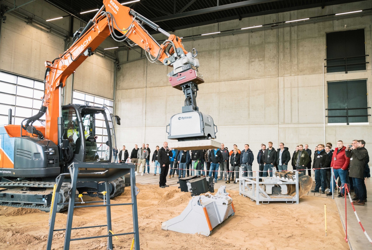 Gespannt verfolgten die Fachbesucher die Vorführung der KTEG P-Line im Coreum Indoor Sandkasten. 