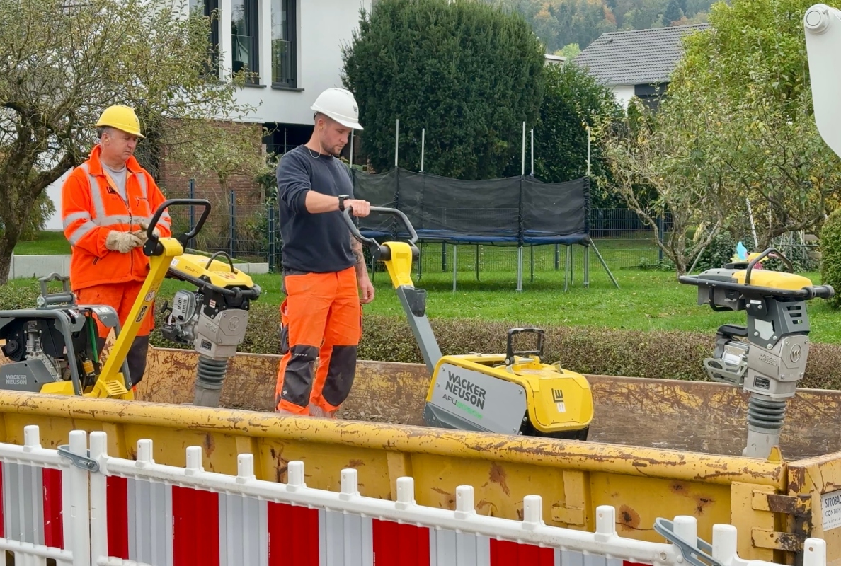 Die Performance der E-Bagger, -Rüttler und -Stampfer wird von LEONHARD WEISS in einer sogenannten Pop-up-Station als Bühne demonstriert.
