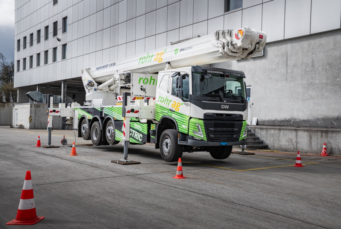 Weltpremiere auf der Bauma 2025: Erster vollelektrischer LKW mit Hubarbeitsbühne und einer Arbeitshöhe von 56 Metern