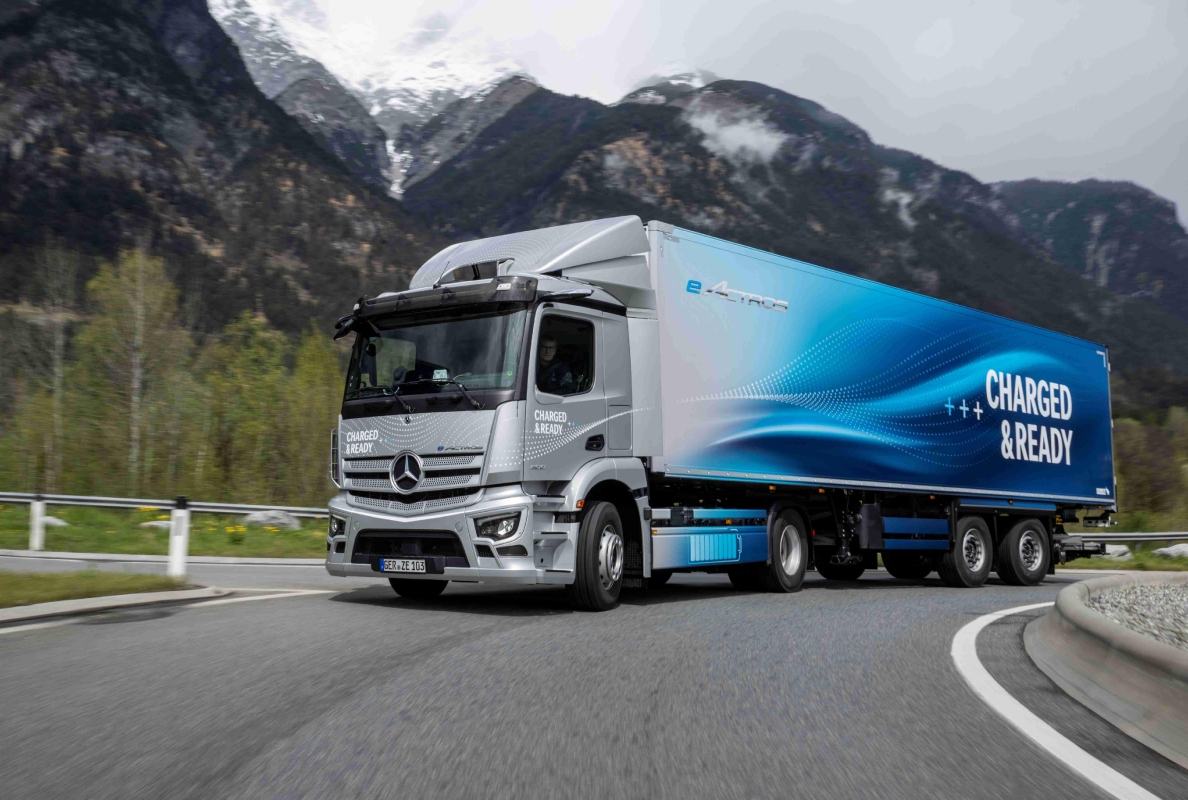 Mercedes-Benz EActros 300 Tractor | LECTURA Press