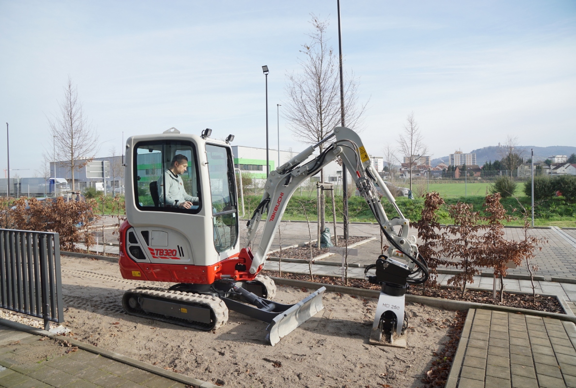 Der neue 2-t-Kompaktbagger Takeuchi TB 320 verfügt über vier hydraulische Zusatzkreisläufe. Sie bekommen ihre Kraft von einem 12 kW/16,3 PS Motor. Ausgerüstet mit dem hydraulischen Schnellwechsler, Powertilt Schwenkmotor und dem Schnellkupplungssystem Taklock wird der Geräteeinsatz leicht. Hauben und Klappen aus Stahlblech zeugen von einer grundsoliden Maschine. Der Takeuchi TB 320 hat ein teleskopierbares Fahrwerk und ist mit Geräten auf einem 3,5 t Anhänger bequem transportierbar.