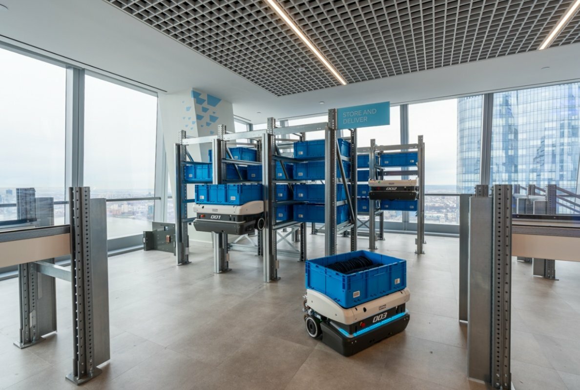 Im SAP Experience Center über den Dächern von New York präsentiert AeroBot – integriert mit der KNAPP AeroBot App auf SAP BTP – maximale Lagerdichte und intelligente Technologie für die Logistik der Zukunft.