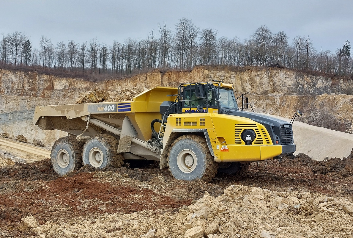 Der Komatsu HM400 im Einsatz im Steinbruch – robuste Bauweise und hohe Transportleistung für anspruchsvolle Bedingungen.