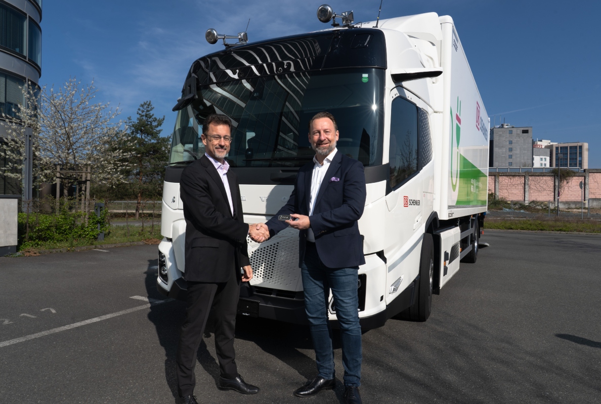 Marc Pühler, DB Schenker und Christoph Fitz, Volvo Trucks Deutschland bei der Fahrzeugübergabe.