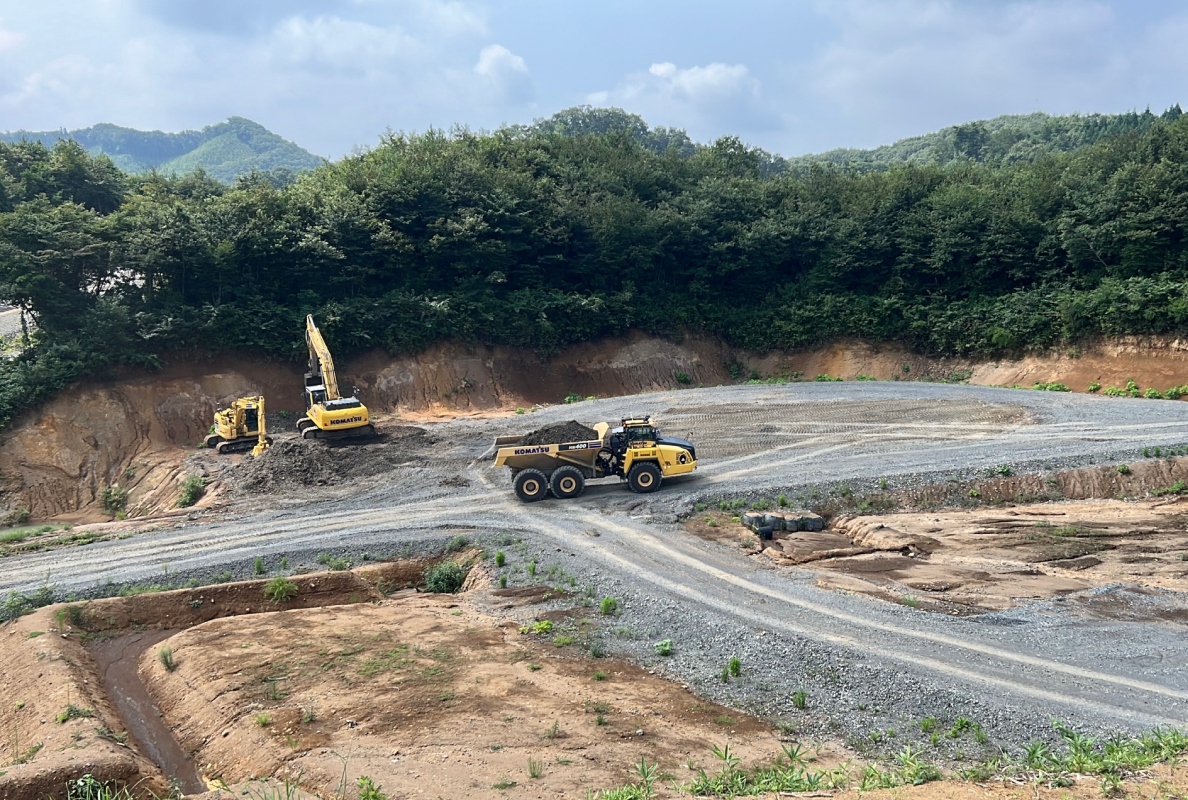 Der knickgelenkte Muldenkipper HM400 arbeitet während der Testphase autonom