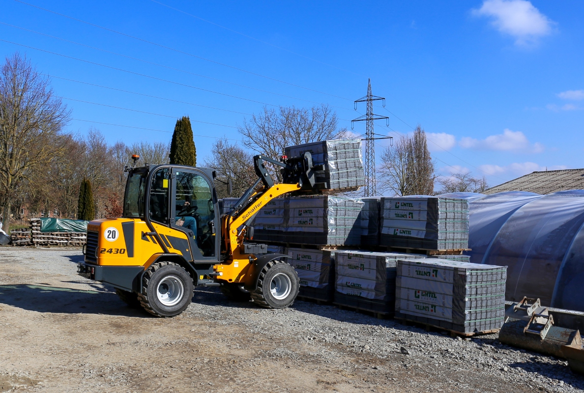 Einer der Hingucker auf dem Demopark-Stand von Schäffer: Der vielseitige Radlader 2430-2 bietet optimale Bedingungen für effiziente und wirtschaftliche Einsätze im Garten- und Landschaftsbau.