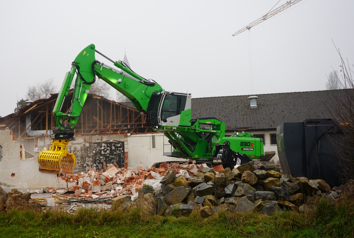 Mit der serienmäßig hochfahrbaren Maxcab hat man bei jeder Abbruchtätigkeit den idealen Überblick über den Arbeitsbereich.