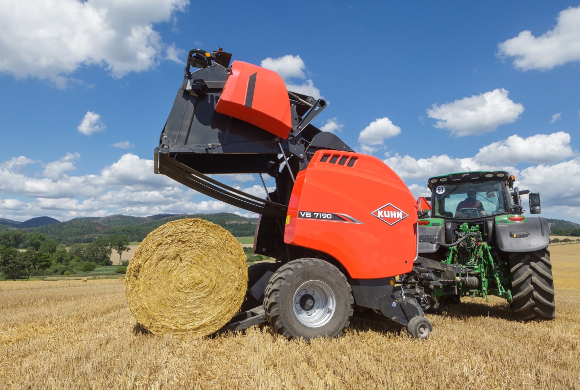 KUHN VB 7100: erste Rundballenpressen mit Ballenwaage auf der Ballenrollbahn