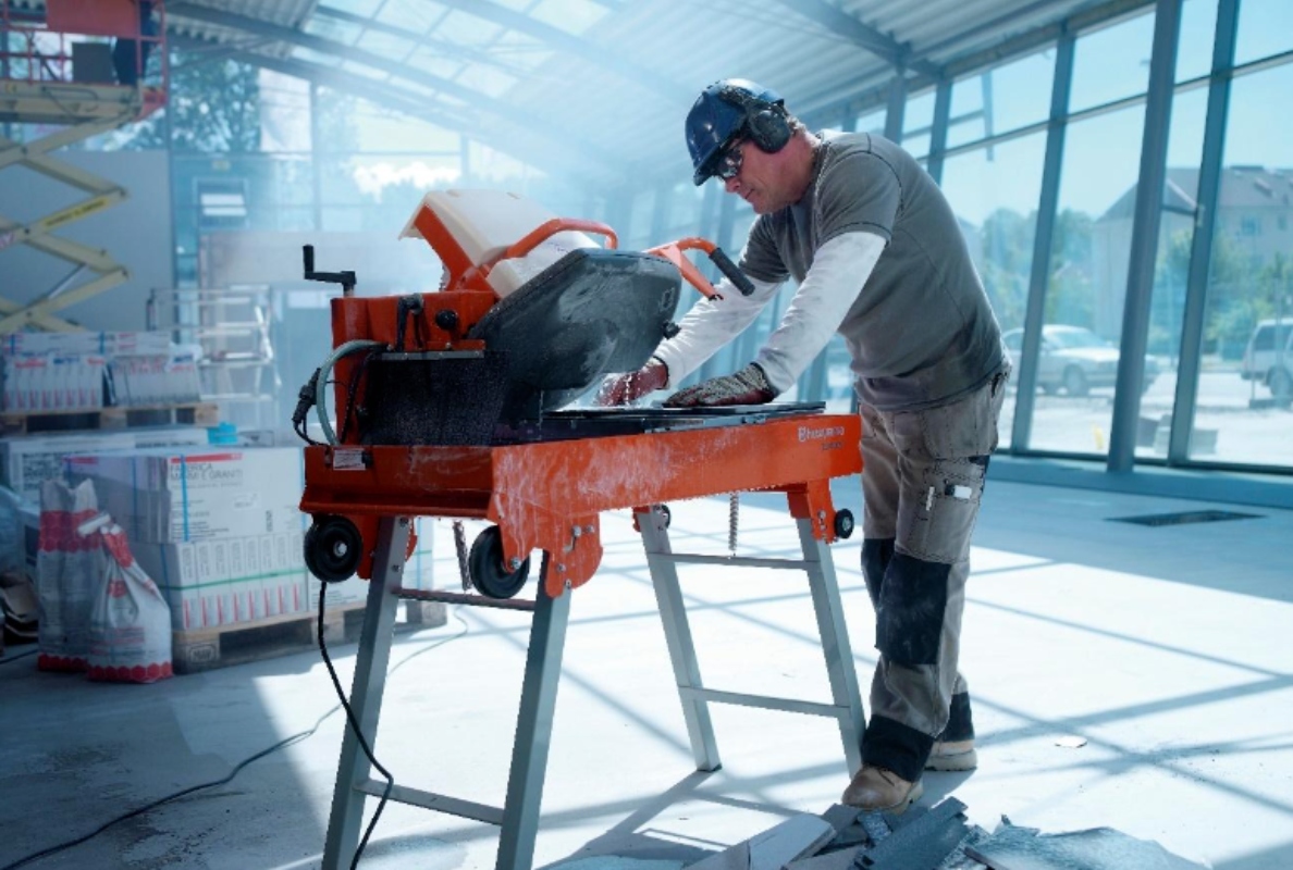 Effizientes und präzises Schneiden von Ziegeln und hohblocksteinen – Steintrennsägen von Husqvarna