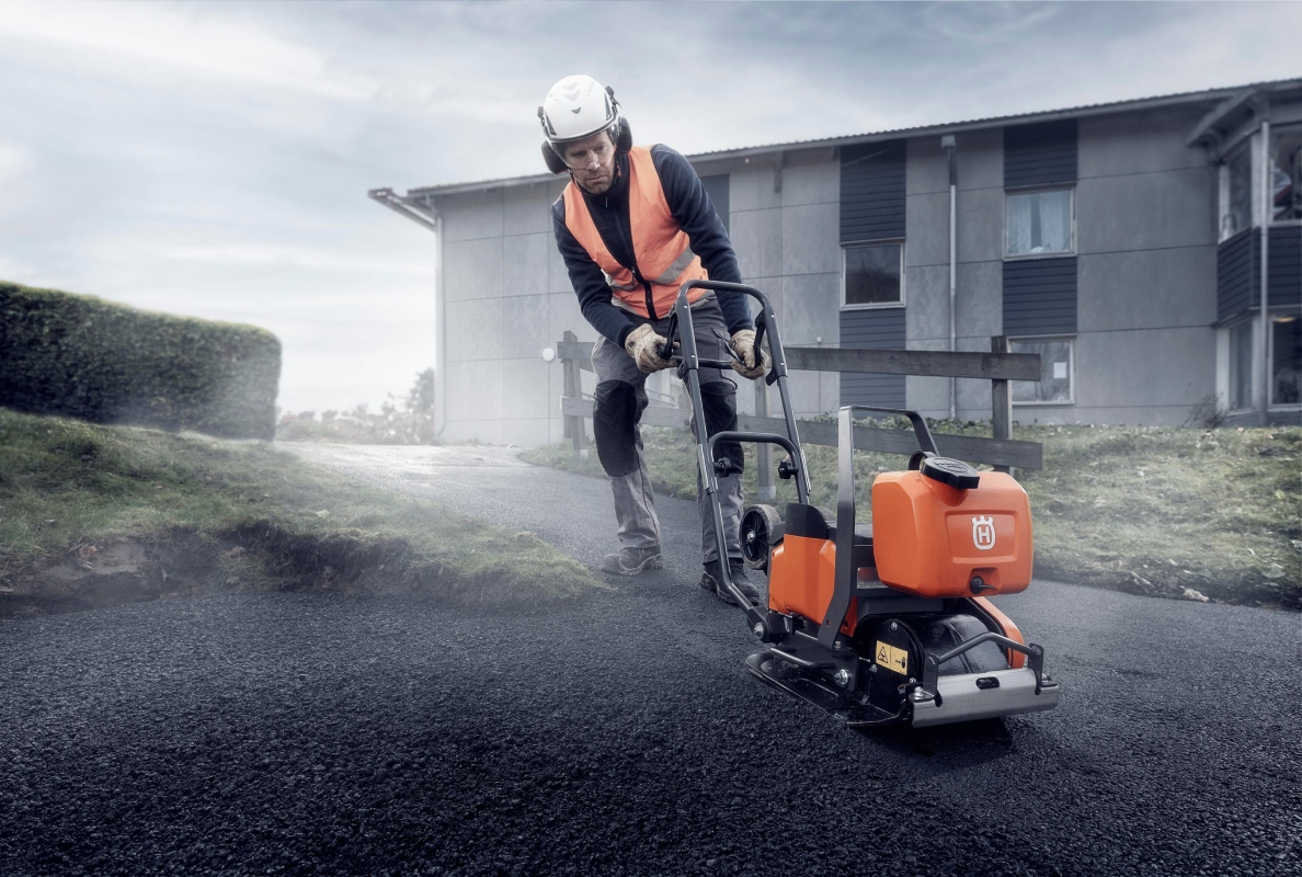 Bodenverdichtung im Galabau mit Stampfern, Rüttelplatten und Walzen von Husqvarna