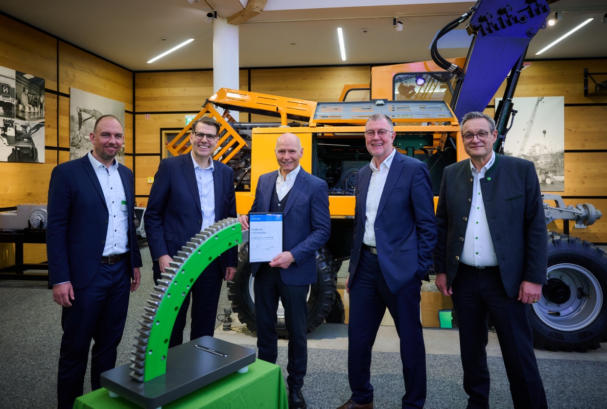 SENNEBOGEN und Rothe Erde feiern ihre mehr als sechs Jahrzehnte bestehende, erfolgreiche Zusammenarbeit: Alexander Jerrhof, Peter Küpper, Erich Sennebogen, Thorsten Resch und Jürgen Scheske (v.l.n.r.).