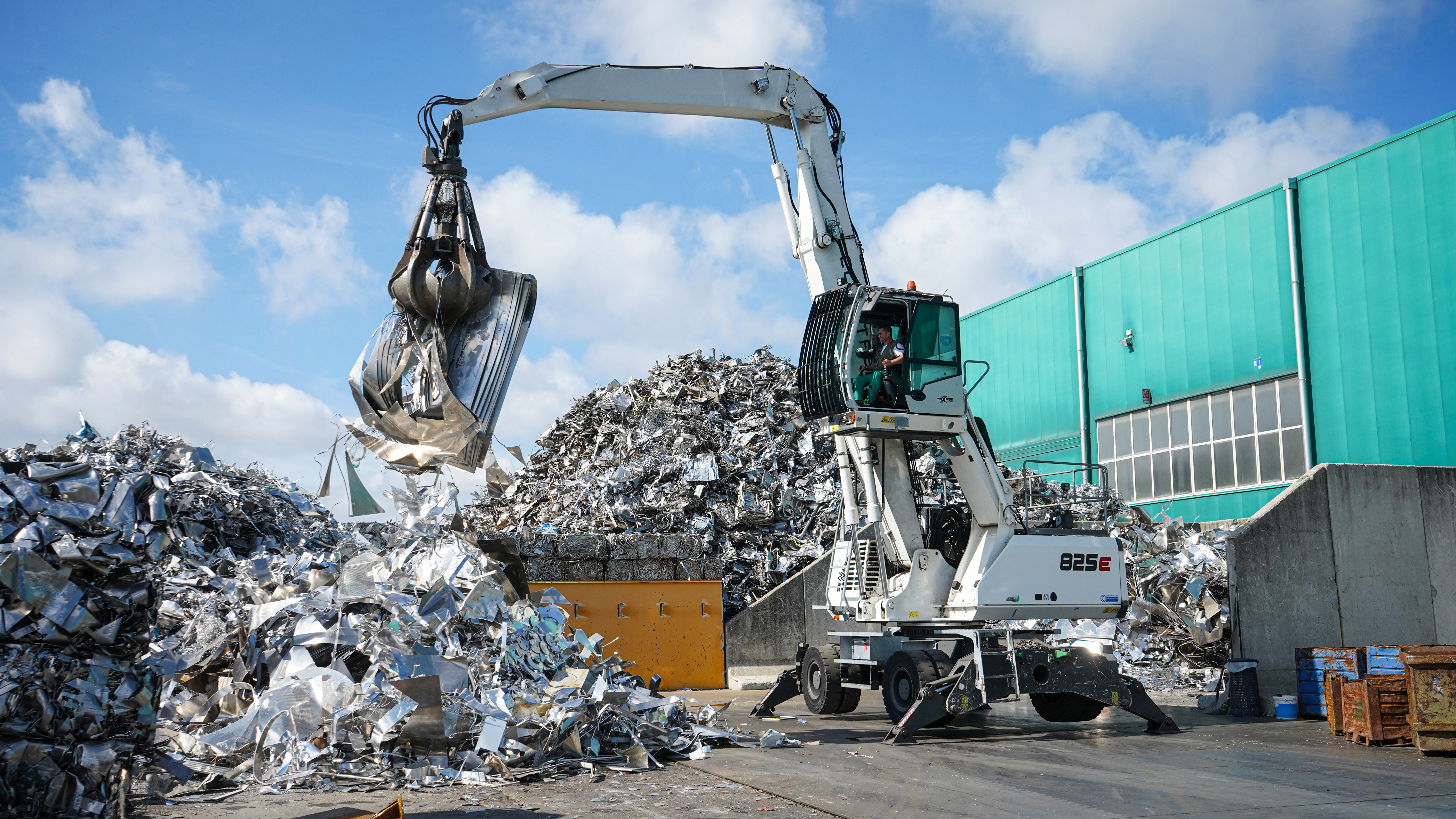 Ausgestattet mit Zweischalengreifer und Magnetsystem: Der SENNEBOGEN 825 E bei Cometfer, bereit für den präzisen Umschlag von Schrottmaterialien aller Art.