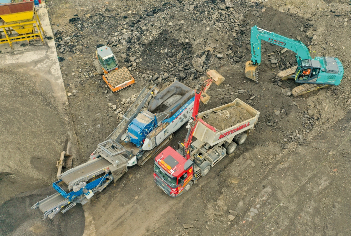 Der neue Kompaktbrecher MOBIREX MR 100i NEO von Kleemann kommt sehr gut mit gemischtem und klebrigem Aufgabematerial zurecht.